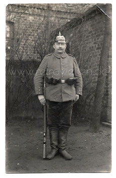 Alte Foto-Postkarte SOLDAT MIT BAJONETT UND PICKELHAUBE um 1915