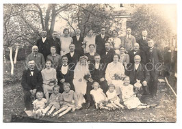 Alte Foto Postkarte HOCHZEIT IN OSTPREUSSEN Brautpaar mit Hochzeitsgesellschaft - 1930