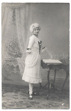 Alte Fotografie Postkarte FASCHING junge Frau in historischer Kleidung aus dem 18. Jahrhundert, 1914