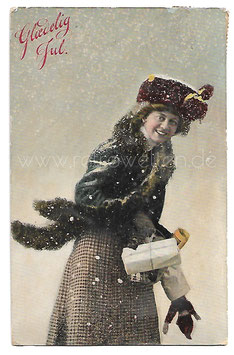 Alte Foto Postkarte WEIHNACHTEN  GLAEDELIG JUL fröhliche Frau mit Geschenken, 1910