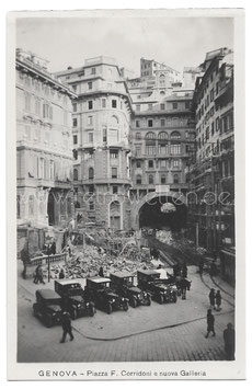 Alte Foto Postkarte GENUA GENOVA Piazza Corridoni und Nuova Galleria mit Baustelle und Oldtimer Autos