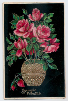 Alte Präge-Postkarte  SOUVENIR D' AMITIÉ  goldene Vase mit rosa Rosen