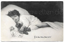 Alte Künstler Postkarte SCHLAFENDES KLEINES KIND MIT TEDDY UND PUPPE, 1911