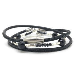 Feines Leder-Wickelarmband mit schwarzen Onyx Edelsteinen