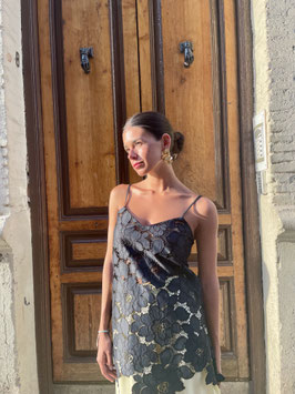 TOP DE ENCAJE FLORAL LARGO