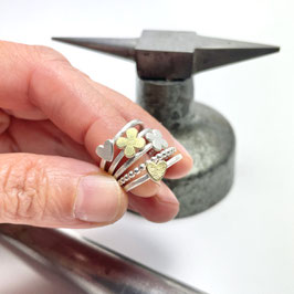 Zarte Stapelringe aus Silber und Gold