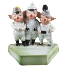 Porseleinen figuurgroep / asbak met drie militairen als varkens