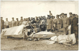 Groepsfoto Duitse soldaten met neergeschoten Frans vliegtuig