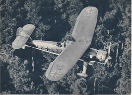 Nahaufklärer HS126 beim Tiefflug über einem Wald, in dem feindliche Wiederstandsnester vermutet werden