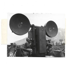 US - radar set directs US antiaircraft guns at Mignano, Italy - persfoto