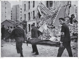 Duitse persfoto - ambulanciers na bombardement
