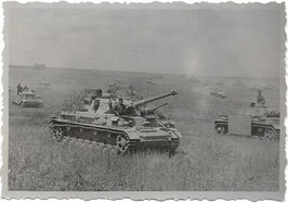 Wehrmacht - Heer - verschillende 'Panzer IV' in beweging