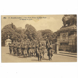 Bruxelles-Laeken - Parc Royal. Entrée du Palais Royal - La Relevée de garde