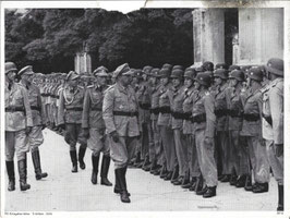 Duitse persfoto - soldaten tijdens troepeninspectie