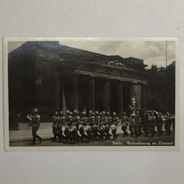 German postcard 'Berlin - Wachablösung am Ehrenmal'