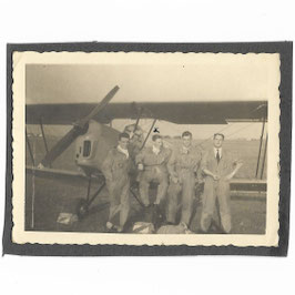 Groepsfoto Belgische piloten met vliegtuig (Stampe SV.4)
