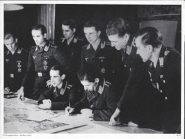 Duitse persfoto - Soldaten van de Luftwaffe tijdens een bespreking