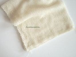 Wunderbarer Neugeborenen-Wrap mit Sahnetupferlbordüre, Cremeweiß