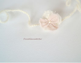 Wunderbares Blüten-Stirnband (genäht), garniert mit Perle