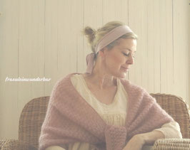 Wunderbar romantisches und hauchzartes Dreieckstuch, durchgemustert und mit feinem Häkelrand, Luxury Knits