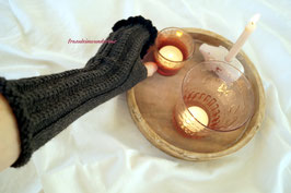 Fräulein Wunderbars Handstulpen mit Daumenöffnung, 100 % Schurwolle (Merino extrafein), mit gehäkeltem Volantrand