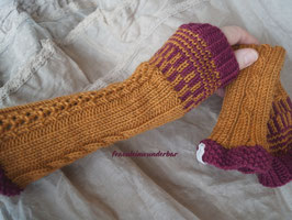 Des Fräuleins zweifarbig gestrickte Handstulpen