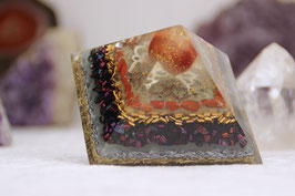 Mittlere Pyramide – Cheops 7,8 cm – Mookait mit Blattgold und rotem Jaspis im Rand auf silberner Blumen-Verzierung mit Grundkristallen und Leuchteffekt auf Bronze, Edelstahl, Stahl, Zink und Messing