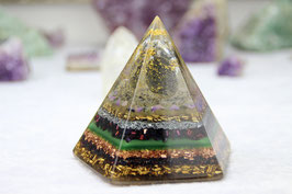 5eckige Pyramide – Nubisch 6 cm – Labradorit mit Blattgold, Charoit und Smaragd im Rand und feinen Grundkristallen