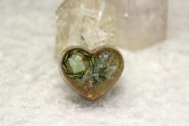 Kleines Herz mit Chrysopas im Spiralring, Blattgold und Baumachat mit Grundkristallen auf hell-grüner Leuchtschicht, Kupfer, Zink und Messing