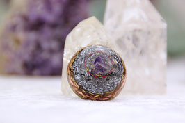 Handschmeichler – Amethyst mit Blattgold im Spiralring auf Grundkristallen, Zink, Messing und Kupfer mit weiteren Grundkristallen