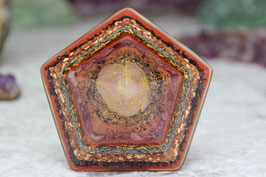 5eckige Pyramide – Cheops 6 cm – Rosenquarz mit Blattgold und Rubinen im Rand, Grundkristallmischung und Leuchteffekt auf Messing, Zink, Kupfer und Stahl sowie einem Merkaba-Stern im Boden