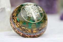 Große Halbkugel –Silberfarbener (Lebens-)Baum mit Blattgold, Malachit und Peridot, einer hellen Leuchtschicht (grün) mit Grundkristallen auf Bronze, Zink, Kupfer und Messing