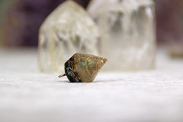 Kettenanhänger Mini-Diamant – Labradorit und Regenbogenmondstein mit Blattgold in einer Kupferdrahtspule auf Grundkristall-Leuchtschicht, Messing, Zink und blau-violettem Stahl mit Leuchtschicht