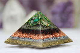 Mittlere Pyramide – Cheops 6 cm – Bunte Edelsteinmischung in vier Spiralringen auf Sandkristall-Leuchtgranulat und zwei weiteren Leuchtschichten