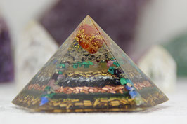 5eckige Pyramide – Cheops 6 cm – Karneol mit Blattgold und bunter Kristallmischung im Rand, Grundkristallmischung und grünem Leuchteffekt auf Messing, Zink, blau-violettem Stahl, Kupfer und Bronze