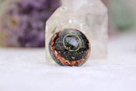Handschmeichler – Chalcedon mit Blattgold im Spiralring auf Grundkristallen, glänzendem Stahl, Kupfer und Zink mit weiteren Grundkristallen