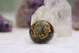 Handschmeichler – Rhyolith mit Blattgold im Spiralring auf Grundkristallen, Bronze, glänzendem Stahl und Zink mit weiteren Grundkristallen