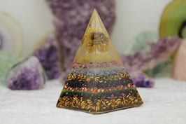 Mittlere Pyramide – Nubisch 5,8 cm – Tigerauge mit Blattgold, goldenes Herzmuster und ein Rand aus Rubinen, sowie Grundkristallen auf hellen Leuchtschichten, Zink, Messing, Stahl, Kupfer und Bronze