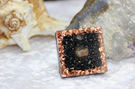 Kettenanhänger Quadrat (Groß) – Apatit mit Kristallsplittern auf Kupferrand mit glänzendem Stahl und Zink