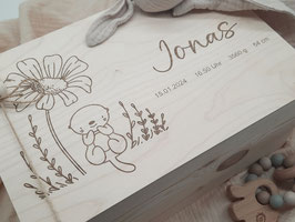 Personalisierte Erinnerungsbox kleiner Otter mit Blume