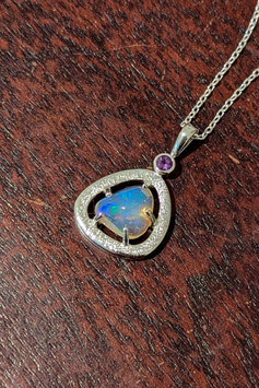 Collana in argento con uno splendido opale etiope di 2,34 ct e una piccola ametista