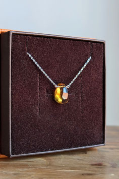 Collana con quarzo citrino di forma irregolare di 13x10 mm di eccellente qualità, montato su catena diamantata in argento 925