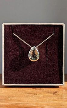 Collana in argento con una splendida prasiolite incastonata in un pendente minimalista da 17x12 mm