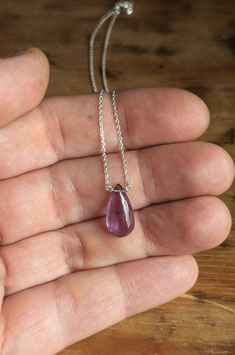 Collana con ametista a forma di goccia di 17x9 mm di ottima qualità, montata su una catena di argento 925 diamantata