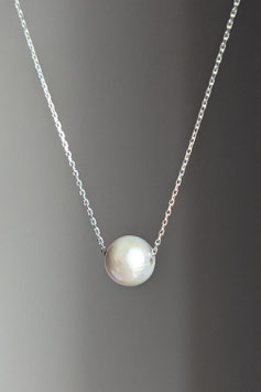 Collana con una grande perla di acqua dolce sferica di 13 mm montata su catena diamantata in argento 925