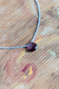 Bracciale Simple Essence in argento con una goccia di granato