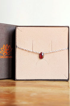 Bracciale Simple Essence in argento con un granato naturale del Mozambico di forma irregolare
