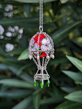 Ciondolo mongolfiera in argento con biglia di vetro rossa da collezione, perle e cromo diopsidi