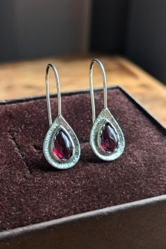 Orecchini pendenti in argento 925 con gocce di granato