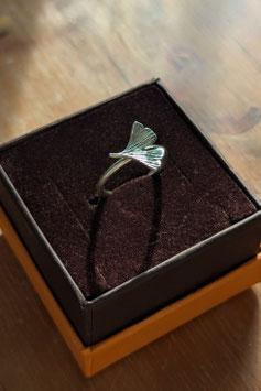 Anello in argento con foglia di ginkgo incisa a mano